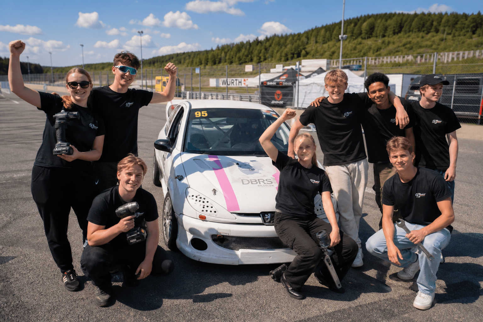 Flokken samlet ved racingbil #95 på banen